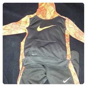 Boys nike matching sweatshirt and pants